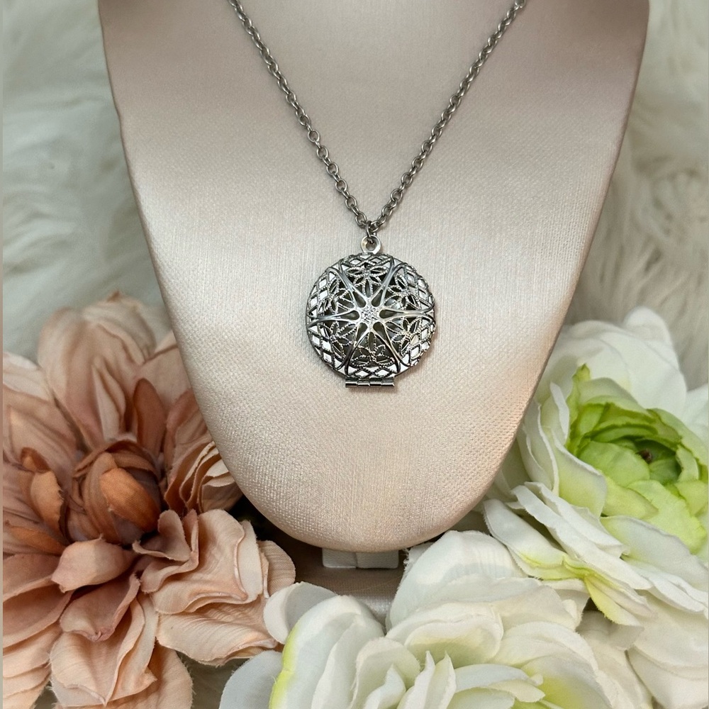 Silver Filigree Glow Pendant Necklace NEW!